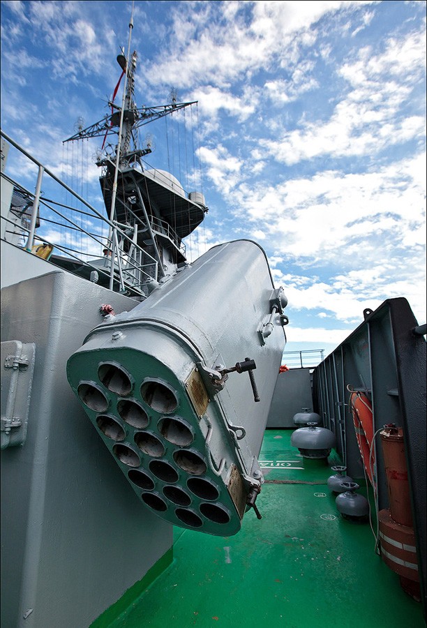 Samum còn được trang bị hệ thống ống phóng tên lửa mồi 82 mm PK-16 dùng để làm mục tiêu giả, gây nhiễu hệ thống radar đối phương.